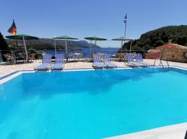 George Michalas (Vivaria Apartments), hotel in Paleokastritsa