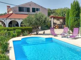 Charming Villa Nika with the pool, hotel in Supetar