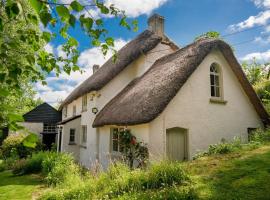 Weeke Brook - Quintessential thatched luxury Devon cottage, pet-friendly hotel in Chagford