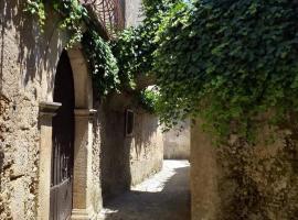 Palazzo Caracciolo, hotel with parking in Gerace