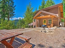 Secluded Leavenworth Cabin with Mtn Views and Fire Pit, hotel con parcheggio a Leavenworth