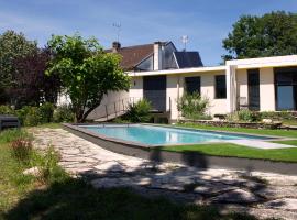 Chambre BEAUSEJOUR, hotel di Brive-la-Gaillarde