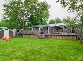 Beautiful 3 Bdrm + Bunkie Waterfront Cottage Near Gull Lake, hótel í Minden