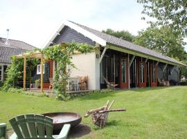 Familiehuis De Betuwe met prive kunstgras tennisbaan en sauna: Erichem şehrinde bir villa