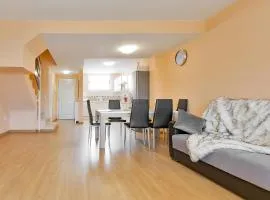 YELLOW 3 bedroom large apartment for 10 guests