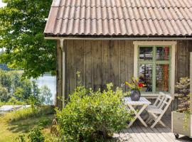 Sustainable and soulful close to lake, casa vacanze a Gnesta