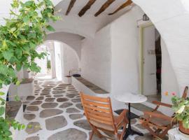 Traditional stonebuilt house, hotel in Kampos Paros
