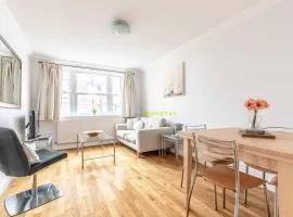 PERFECT SPOT IN CENTRAL WINDSOR & FREE PARKING!