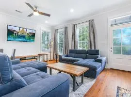 Hosteeva Chic Urban Retreat w Pool Steps to St Charles Ave and Near Bourbon St