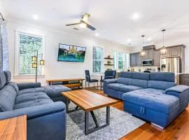 Spacious 5 BR Retreat - Pool - Near It All!