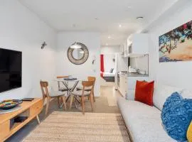 Metro Living Apt near Skytower and Parking