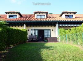 Chalet Adosado Proa - Parking y jardín con impresionantes vistas a la Ría de San Vicente de la Barquera
