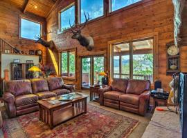 The Greisen Highlands Lodge Home with Amazing Views & Hot Tub, παραθεριστική κατοικία σε Jefferson