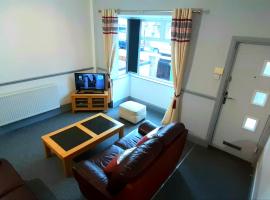 Grimsby-Cleethorpes Sleeps 7, hotel i Grimsby