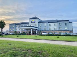 Days Inn & Suites by Wyndham Houston / West Energy Corridor，休斯頓的有停車位的飯店