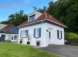 The Wee Cottage by the Ferry, familjehotell i Gourock