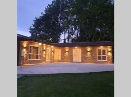 Luxury five star cottage one, hotel adaptado en Tantobie