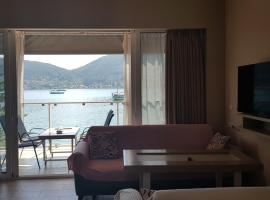 Ola Kala Apartments and Rooms، فندق في Vlikhon