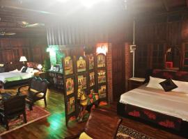 Lowinski Lodge, готель у місті Серембан