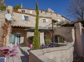The authentic Bonnieux village house, jacuzzi - by feelluxuryholidays, hotell i Bonnieux