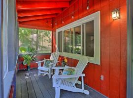Quaint Home with Fireplace, Arrowhead Lake Amenities, casa de campo em Pocono Lake
