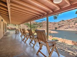 Rustic and Western House on Lake - Swim, Fish, Hunt!, villa en Llano