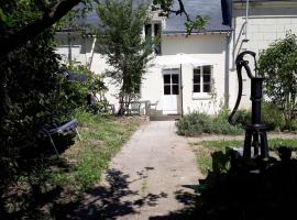 Au cœur des châteaux et des vignobles de la Loire, hotel s parkiriščem v mestu Huismes