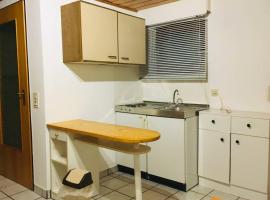 Biete ruhige Zwei-Zimmer Souterrain-Wohnung: Niederkassel şehrinde bir ucuz otel