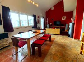 Modern Red & Blue Apartment, hotel in Podstrana