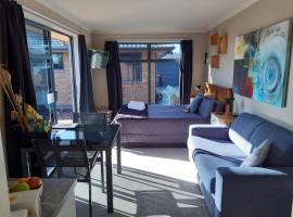 Modern BNB unit with Wifi and Breakfast: Greymouth şehrinde bir otel