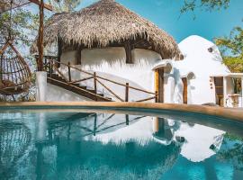 New Ruins Off-The-Grid SuperAdobe Domes with Pool, horská chata v destinácii San Francisco de Abajo