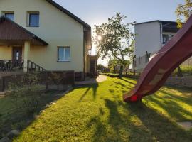 Apartments by the lake with fireplace, hotel barato en Trakai