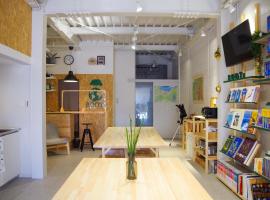 Travelers' house ROOTs, hostel in Takaoka