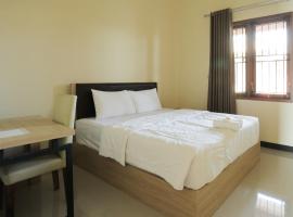 IDR Green Guest House Syariah Mitra RedDoorz, holiday rental in Solo