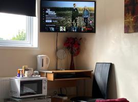 Quiet, spacious double bedroom!, hotel cerca de East of England Arena and Events Centre, Peterborough