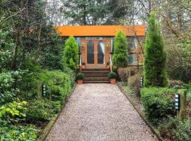 Relaxing secluded lodge couples getaway with hot tub, hotel v destinaci Eaton