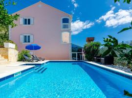 Villa Mateo with Private Pool, hotel cu parcare din Gruda