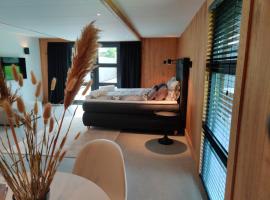 B&B Loft-13, hotel with jacuzzis in Opende