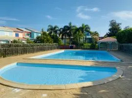 Maison mitoyenne , piscine,Citerne, jardin, parking, plage