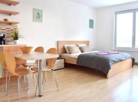 Modern apartments - Airport 8mins, hotel con parking en Praga