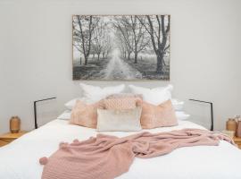 Hall House, hotel with hot tubs in Bowral