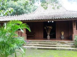 Villa Karang Kedempel Bandungan SimplyHomy, hotel di Semarang