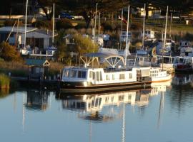 Swamp Fox luxury 2BR Dutch Barge, hotel in Goolwa