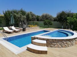 Villa MATA - 600m² with Private Pool and Jacuzzi, cheap hotel in Kalithies