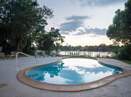 Luxury Waterfront Pool House 7 mins to TIAA Bank Field, habitación en casa particular en Jacksonville