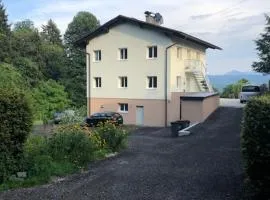 Velden View Ferienwohnung direkt am Wald mit großer Sonnenterrasse und grandiosem Karawankenblick