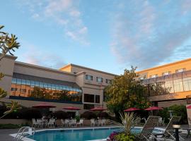Monarch Hotel & Conference Center, отель в городе Клакамас