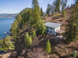 Two Lakefront Homes - Main Home & Private Floating Home, cottage in Harrison