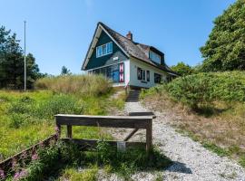 Beautiful dune villa with thatched roof on Ameland 800 meters from the beach, hotel in Buren