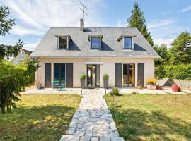 Elegant holiday home with fenced garden, feriehus i Touques